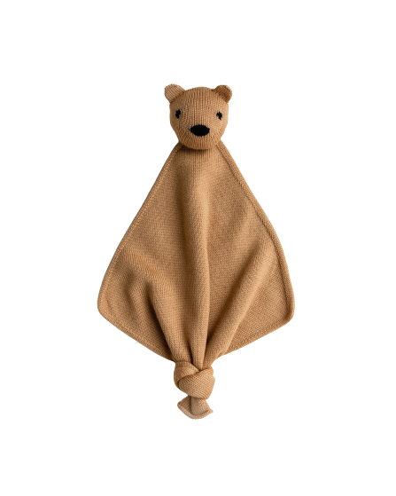 Hvid-teddytokki-knuffeldoek-ochre-aiandmi-baby_EAN5404027802008_TeddyTokki_Ochre_9206b0f9-c496-4b2e-93cd-d90a3f62a408_900x-removebg-preview
